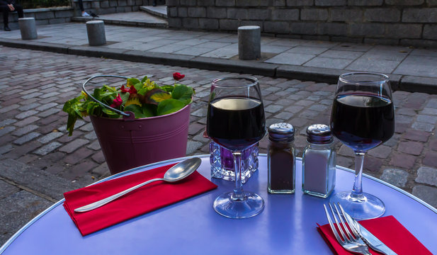 par de  copas de vino en las calles de paris 