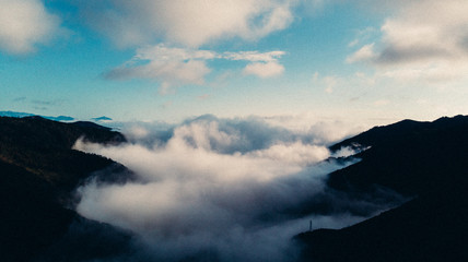 谷間の雲海