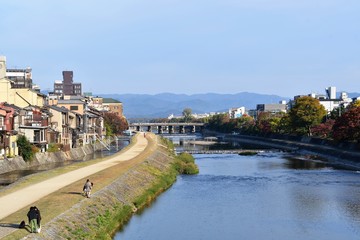 Fototapeta na wymiar 四条大橋から望む鴨川の風景　　京都