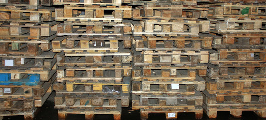 The pallets are stacked on top of each other in four rows. Side view