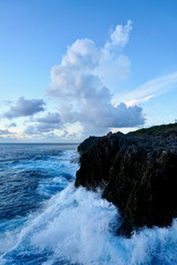 崖に打ち寄せる波