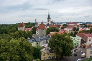 Obraz premium Aerial cityscape with Medieval Old Town, St. Olaf Baptist Church and Tallinn City Wall, Tallinn, Estonia