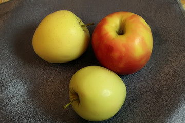 apples on the table
