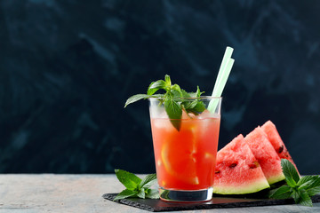 succo di frutta o frullati su sfondo scuro 