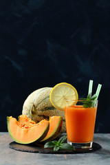 succo di frutta o frullati su sfondo scuro 