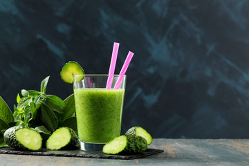 succo di frutta o frullati su sfondo scuro 