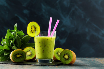 succo di frutta o frullati su sfondo scuro 