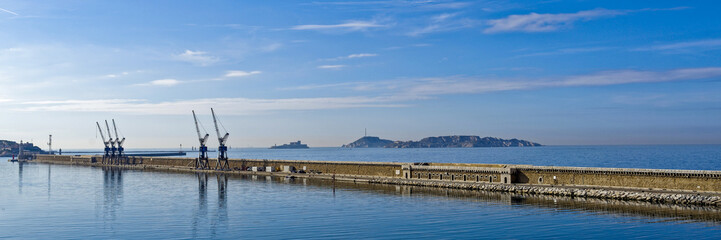 Fototapeta na wymiar Les quais du port de Marseille