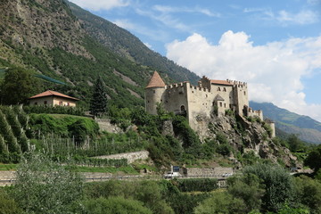 Fototapeta na wymiar Schloss Kastelbell im Vinschgau, Südtirol