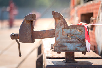 Poor condition workbench vise which is use in outdoor field operation. It seem to be broken due to rusty surface and not alignment body part.