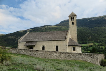 Fototapeta na wymiar Romanische Kirche St.Veit am Tartscher Bichl – Mals, Südtirol