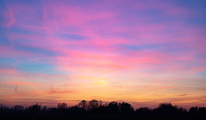 Obraz premium Beautiful sunset sky with dramatic light and vibrant color.