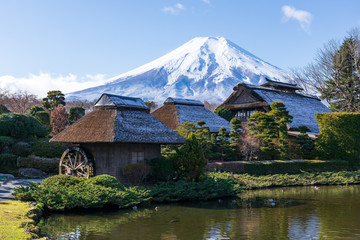 Fototapeta premium 古民家と富士山
