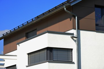 Teilweise Überdachter Obergeschoss-Balkon oder Dachgarten einem Wohngebäude
