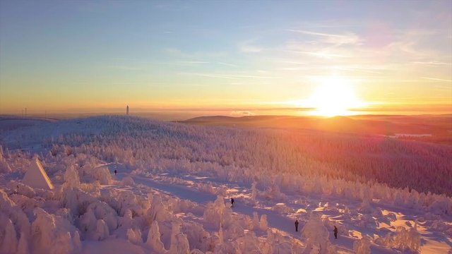 verschneite Winterlandschaft bei Sonnenuntergang