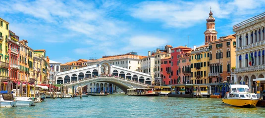 Papier Peint photo Pont du Rialto Panorama du Grand Canal, Venise, Italie. Pont du Rialto au loin. C& 39 est un monument célèbre de Venise.