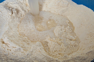 Haciendo masa para pan artesano.