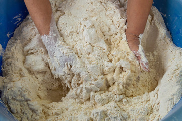 Haciendo masa para pan artesano.