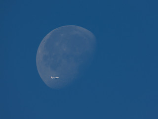 avion qui passe devant la lune