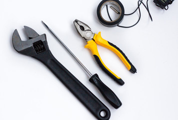 Строительные инструменты на белом фоне для ремонта