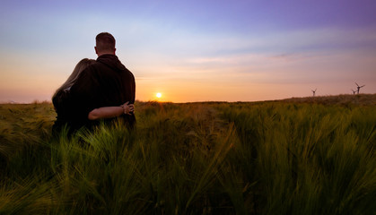 Liebespaar im Weizenfeld