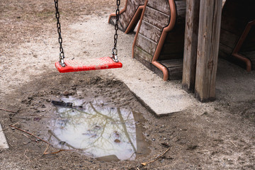 Obraz premium 写真素材：ブランコ 水たまり リフレクション