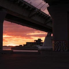 Naklejka premium sunset under the bridge millenium