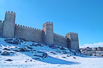 Ávila y su muralla nevada el 10 de febrero de 2018.