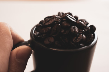 エスプレッソカップたっぷりの珈琲豆