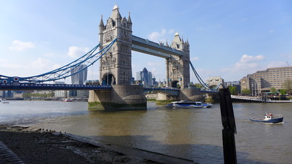 Tower Bridge vue des bords de la Tamise