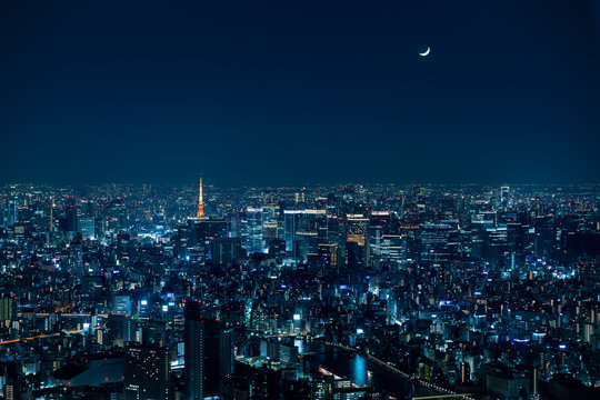 三日月と東京と東京タワーの夜景