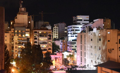 Nächtlich beleuchtetes Hamra-Viertel