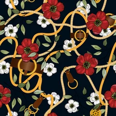 Tapeten Blumenelement und Juwelen Vintage Goldschmuck aus Halskette und rustikalen Seilen, Quasten und Gürteln mit Blättern und rot-weißen Blumen.