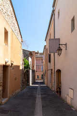 Fototapeta na wymiar Cavaillon traditional small alley house building in Provence France