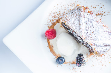 strudel de manzana con helado de vainilla y frutos rojos