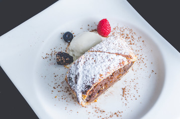 strudel de manzana con helado de vainilla y frutos rojos