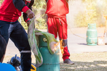 Obraz premium Firefighter training,Instructor training how to closed and shut off flame from gas leak from the tank