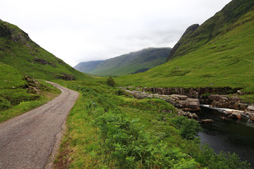 Fototapeta premium Eine schöne Landschaft mit Bergen und Bach in Glen Coe in Schottland