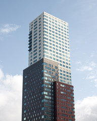 Wieżowiec w Rotterdamie w słońcu