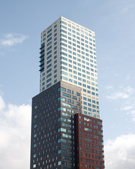 Fototapeta premium Wieżowiec w Rotterdamie w słońcu