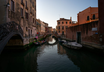 Fototapeta na wymiar Evening in Venice. Everyday life of a gondolier. Italy.