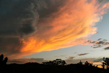 Obraz premium Sunset in the anvil of a thunderstorm.