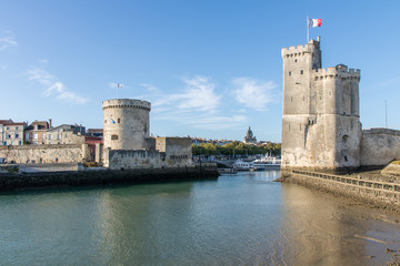 Fototapeta na wymiar Les tours à l'entrée du port de La Rochelle