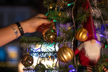 decorando el árbol de Navidad