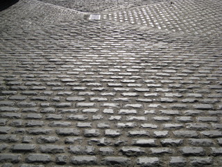 Patio de adoquines antiguo canalizar aguas hacia el centro (con alcantarilla pequeña) con...