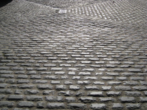 Patio de adoquines antiguo canalizar aguas hacia el centro (con alcantarilla peque&ntilde;a) con vertientes inclinadas en forma de tri&aacute;ngulos