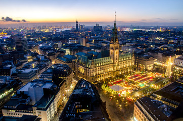 Obraz premium Hamburg at Christmas with the christmas market in the front of the town hall