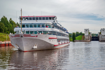 Fototapeta premium Sailing through the gateway on northwest river