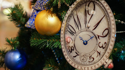 Fototapeta na wymiar Christmas decorations on the tree. Clock. 