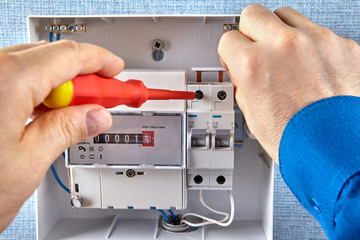 Installing of an energy meter and circuit breakers
